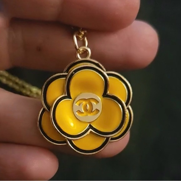 CHANEL Vintage Button- Gold and Yellow Floral Necklace - Picture 2 of 5